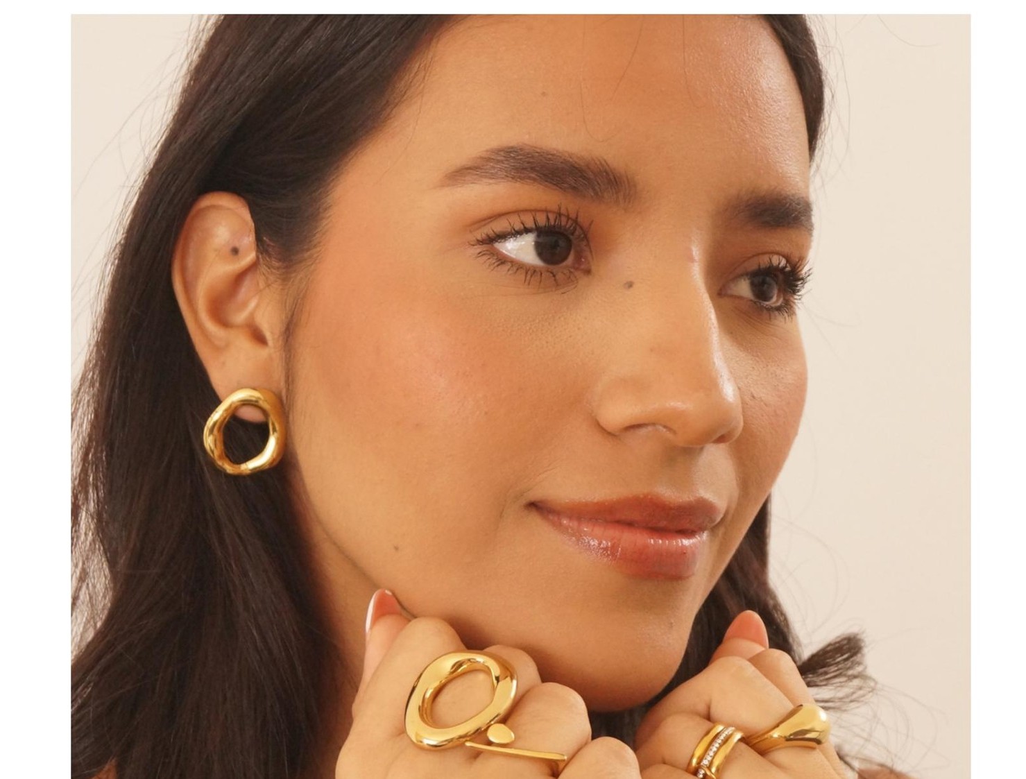 Editorial del drop: aretes Oru y anillos de Nude