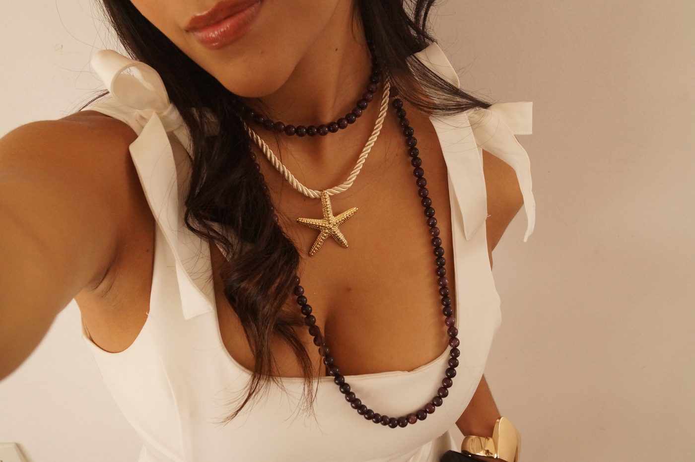 Modelo con el collar Zen de estrella de mar sobre top blanco