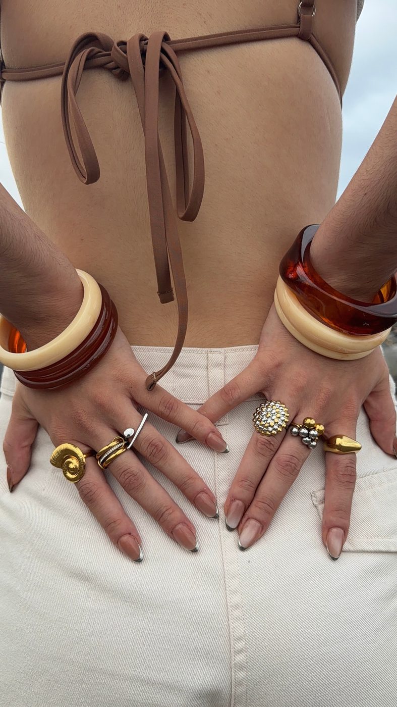 Manos con anillos del drop apilados