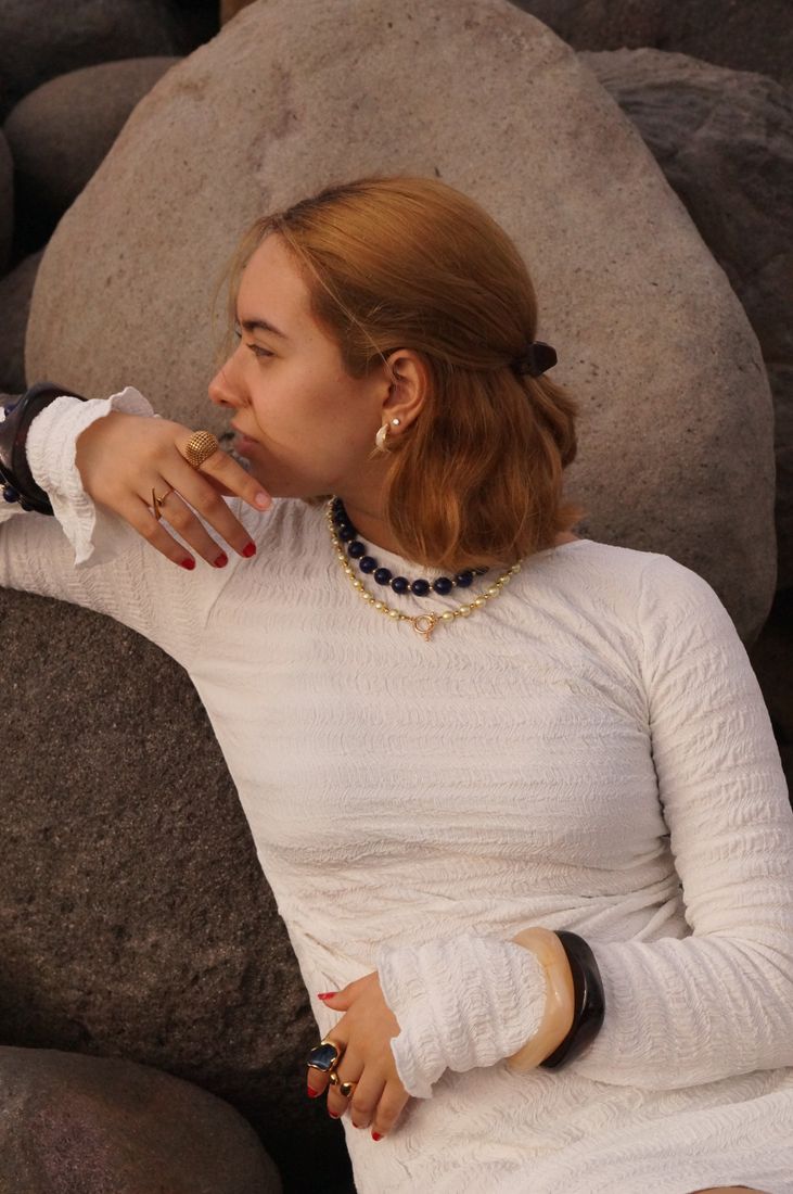 Modelo con collar Lumén y collar Solé en capas