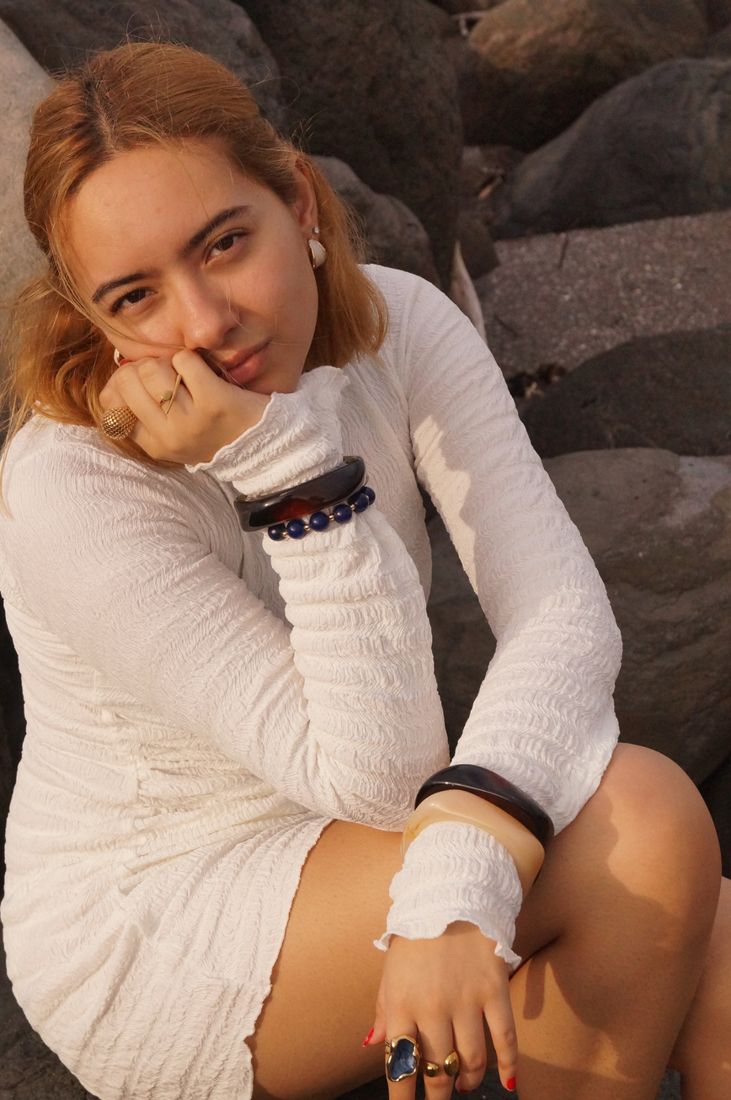 Modelo en la playa con las pulseras Milano en la muñeca