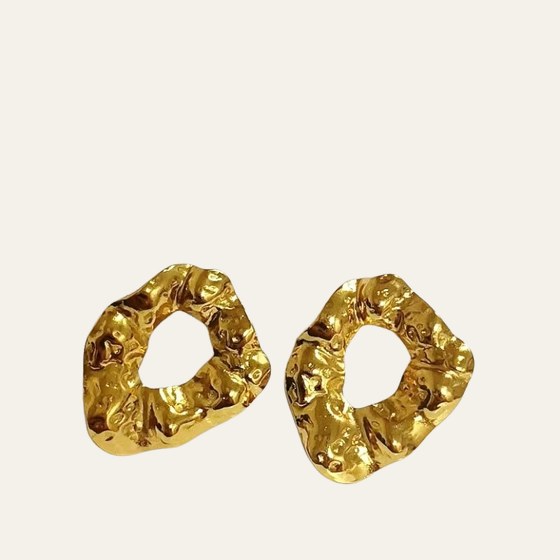 Aretes Alba dorados de forma orgánica martillada