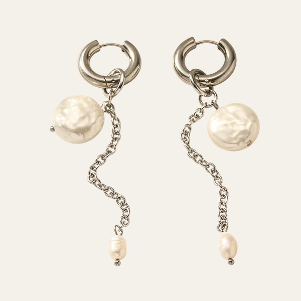 Aretes Kova plateados con perla y cadena