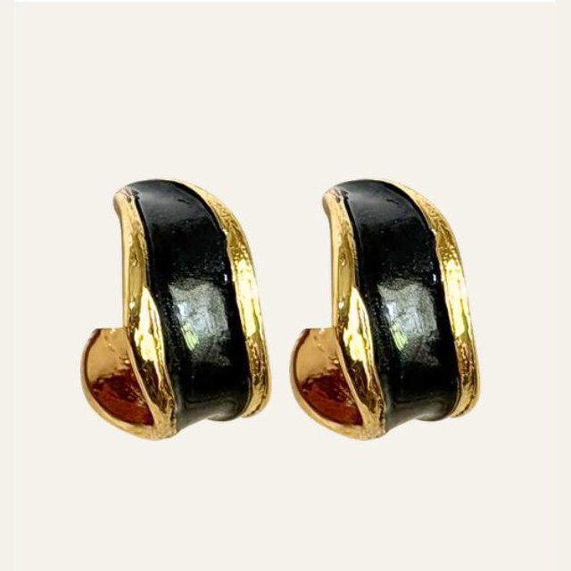 Aretes Luna de esmalte negro con borde dorado