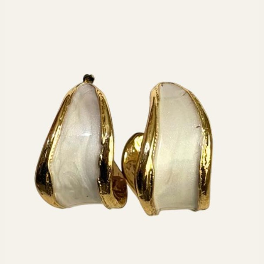 Aretes Luna de esmalte perla con borde dorado