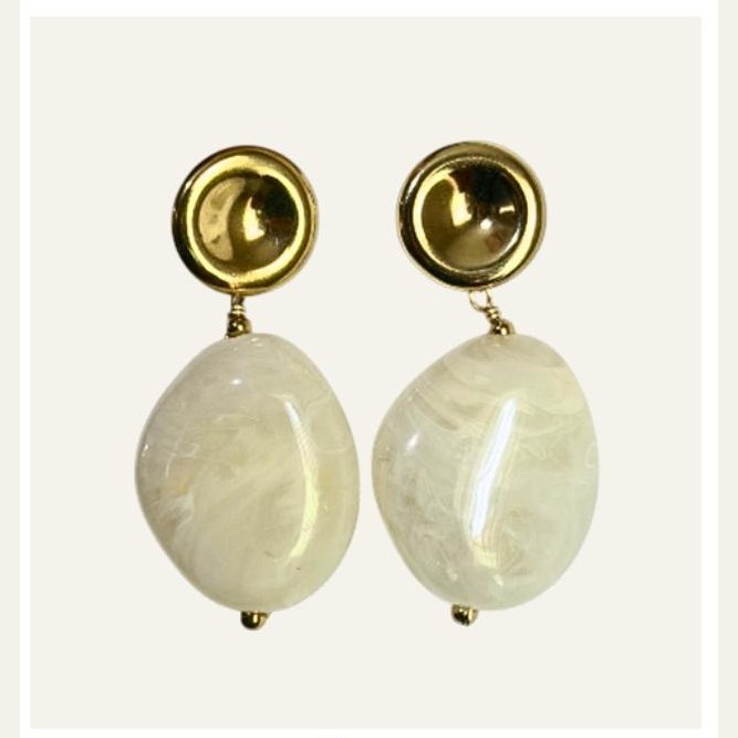 Aretes Nácar con piedra de nácar y botón dorado