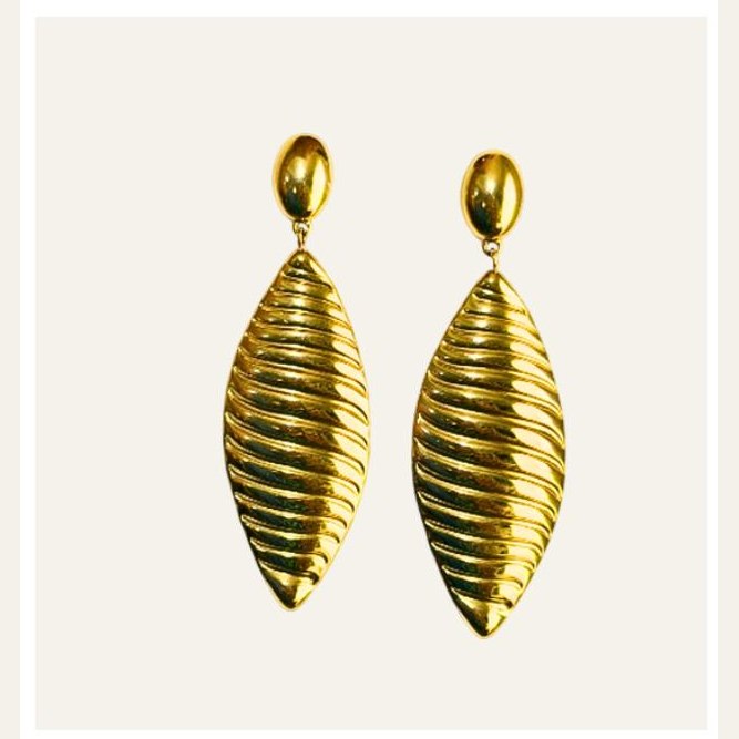 Aretes Serena de hoja acanalada dorada