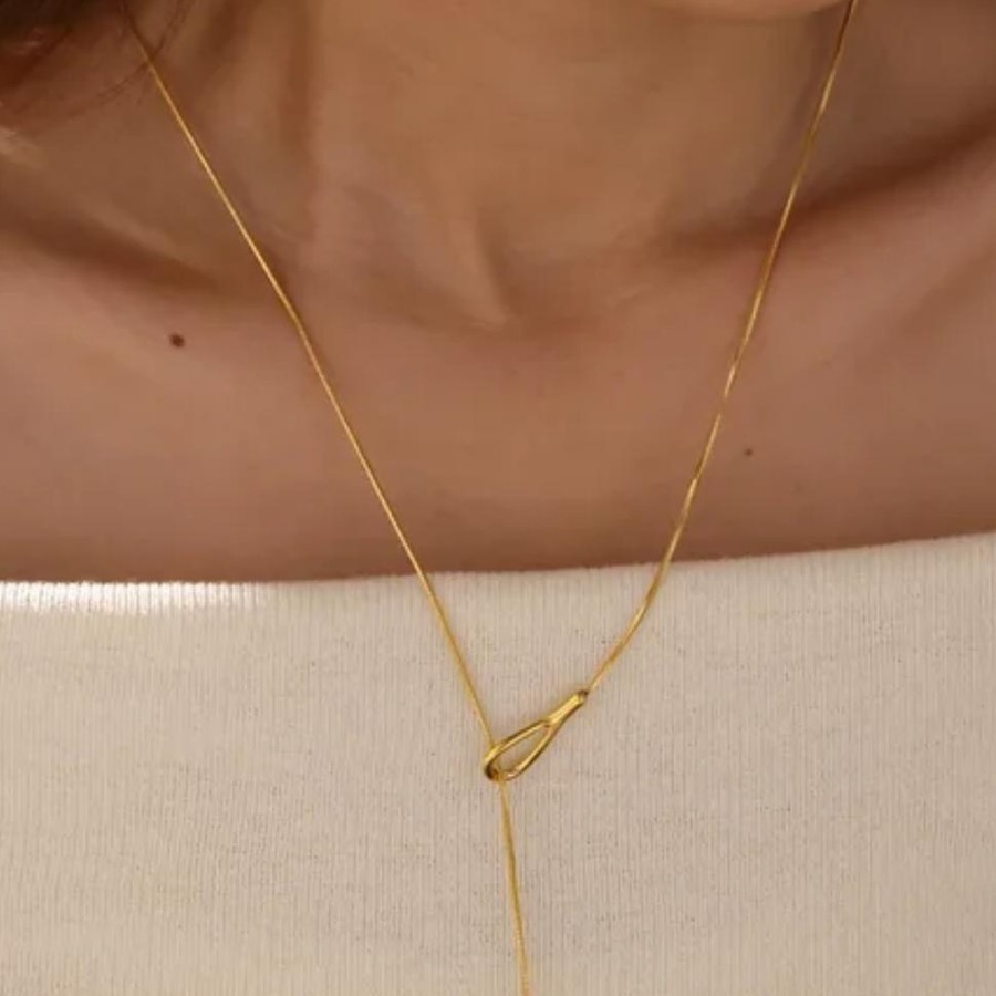 Corbatín Índigo de cadena serpiente con gota, puesto